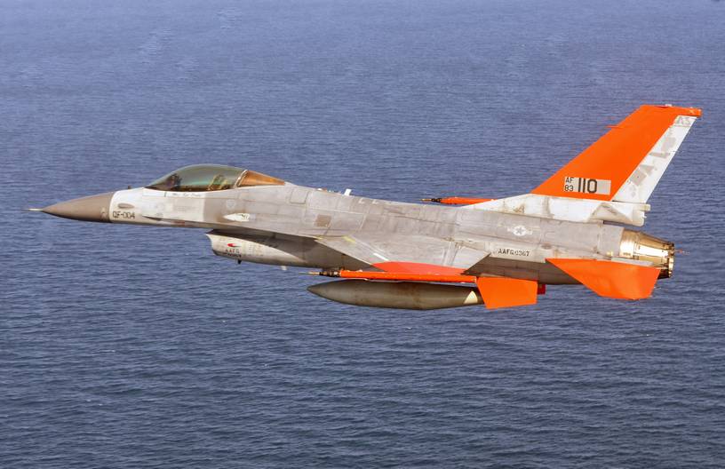 Старые тактические истребители F-16 уже переоборудуются в летающие мишени QF-16A. Пока идут испытания, но вскоре трудолюбивые рембригады доберутся до тех нескольких тысяч самолетов этого типа, которые придется списать 